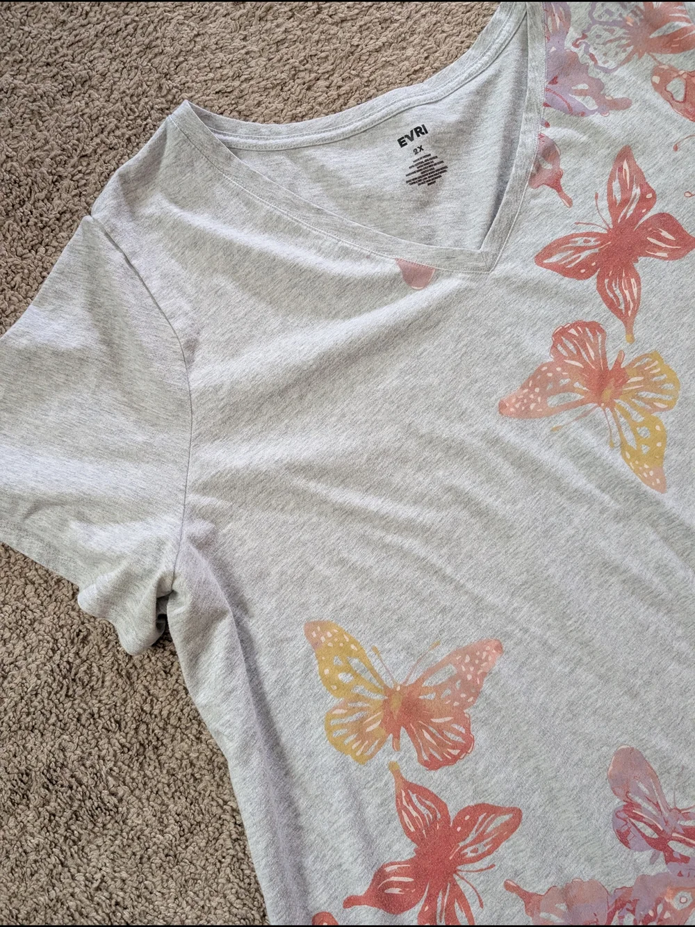 EVRI Light Grey V-Neck Tee with Pink Coral Butterfly Print 2X - Picture 6 of 7